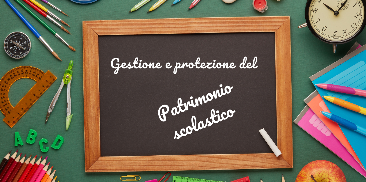 Gestione e protezione del patrimonio scolastico: lavagna con oggetti legati alla scuola disposti su un banco